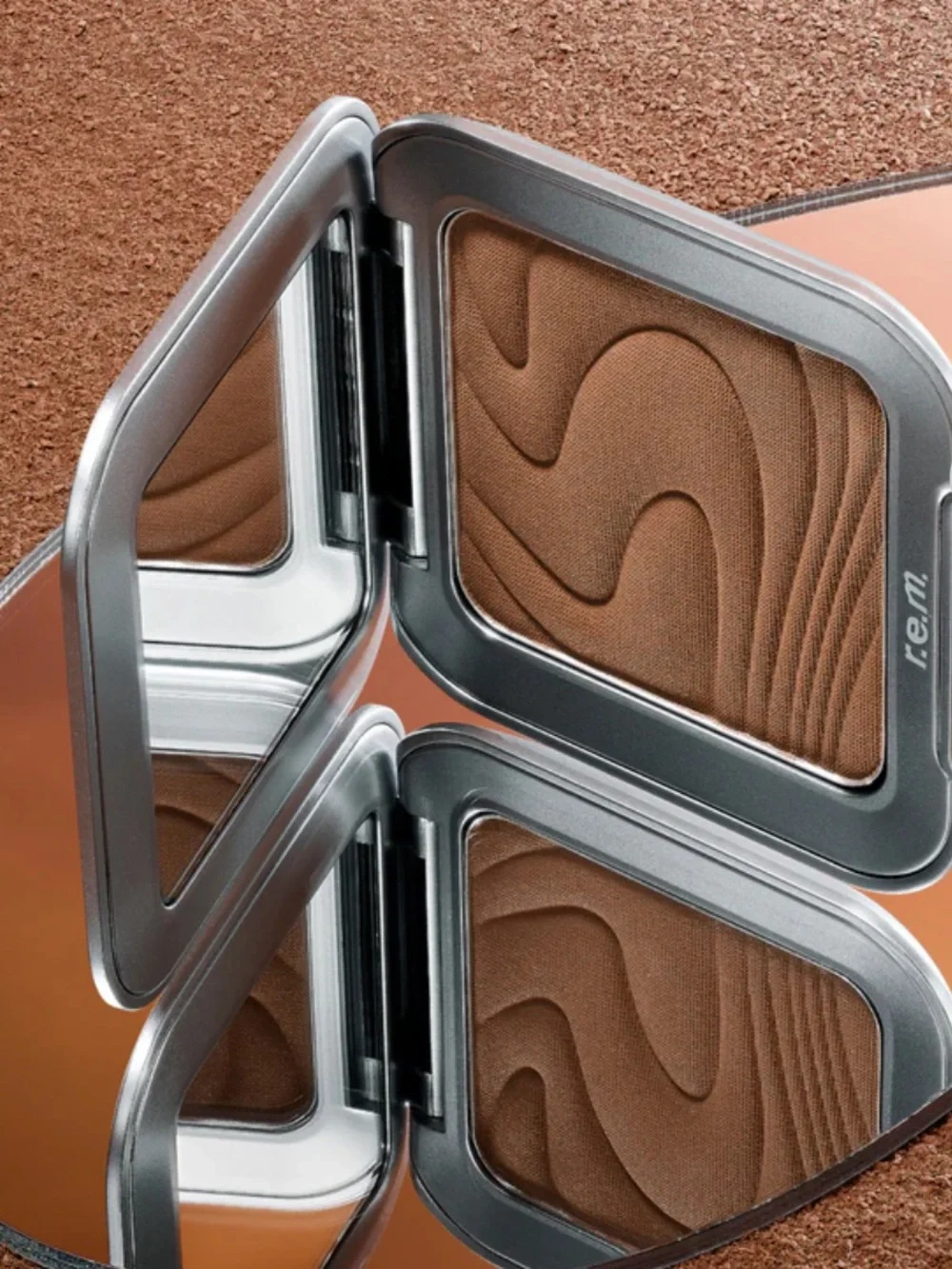 r.e.m. beauty / Hypernova Satin Matte Bronzer / Blazed